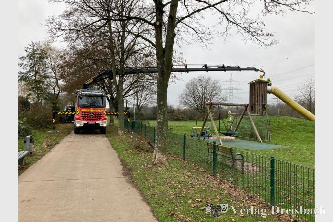 Die Reparatur des Rutschenturms erfolgte auch durch die Mithilfe und Unterstützung der Feuerwehren der Stadt Hattersheim am Main.