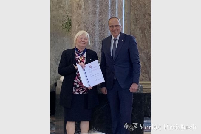 Der hessische Innenminister Peter Beuth überreichte Gerlinde Sittig den Hessischen Verdienstorden.