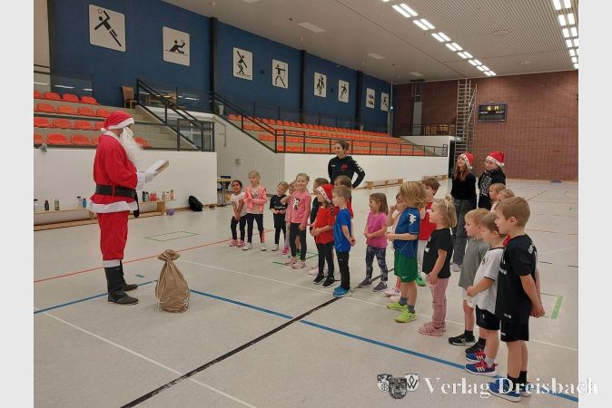 Der Nikolaus stattete den Mini-Berries einen Besuch ab.