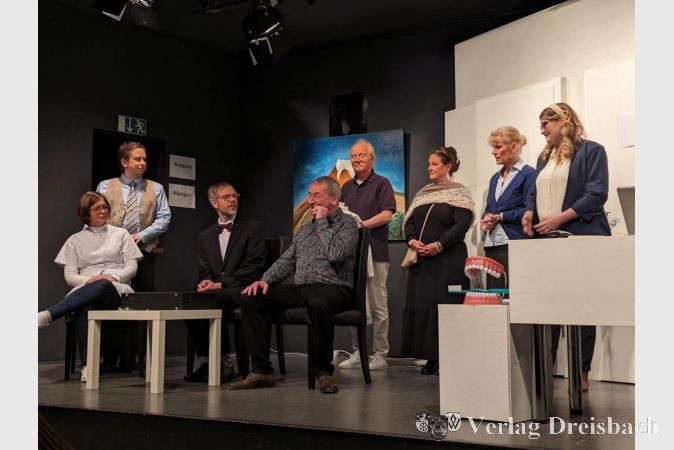 Die Aufführung von "Al dente– eine bissfeste Komödie" begeistert das Publikum mit unerwarteten Wendungen und amüsanten Szenen auf der Bühne.