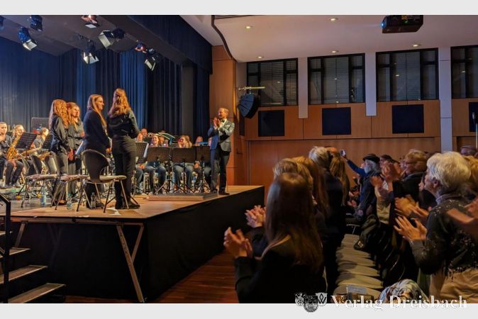 Das Konzert endet mit tosendem Applaus und das Publikum verlangt Zugaben.