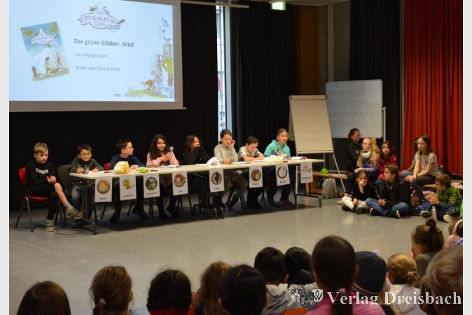 Schülerinnen und Schüler der Riedschule tauchen am Bundesweiten Vorlesetag in die Welt der "Schule der magischen Tiere" ein.