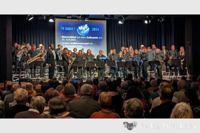 Beim Jahreskonzert des Musikvereins war ein 49-köpfiges Orchester auf der Bühne der Stadthalle zu erleben.