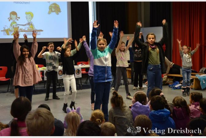 Die Schülerinnen und Schüler gestalten die Vorführung mit Tanzeinlagen und Schauspielszenen, hauchten der Erzählung so Leben ein und zogen das Publikum in ihren Bann.