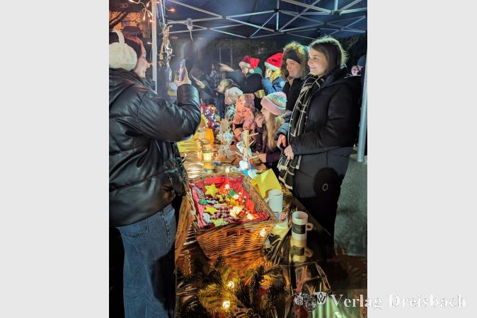 Schüler und Lehrer präsentieren ihre handgefertigten Kunstwerke während des Weihnachtsmarktes an der Riedschule.
