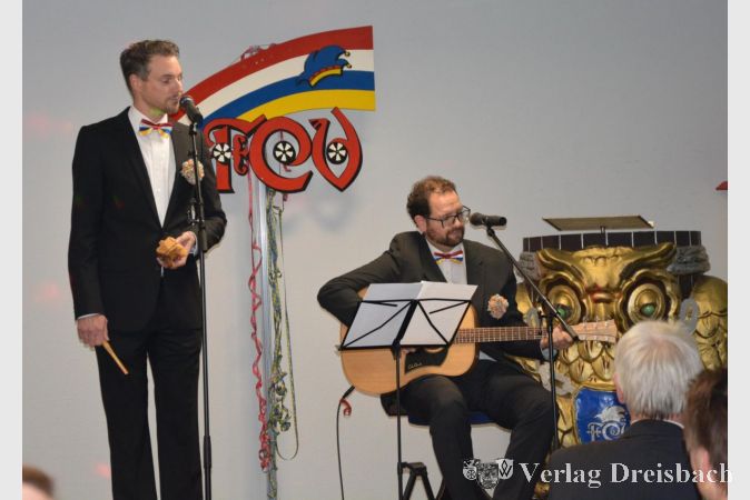 Kammersänger Johannes Bersch und Sebastian Kraus bei ihrem Auftritt beim FCV-Auftakt