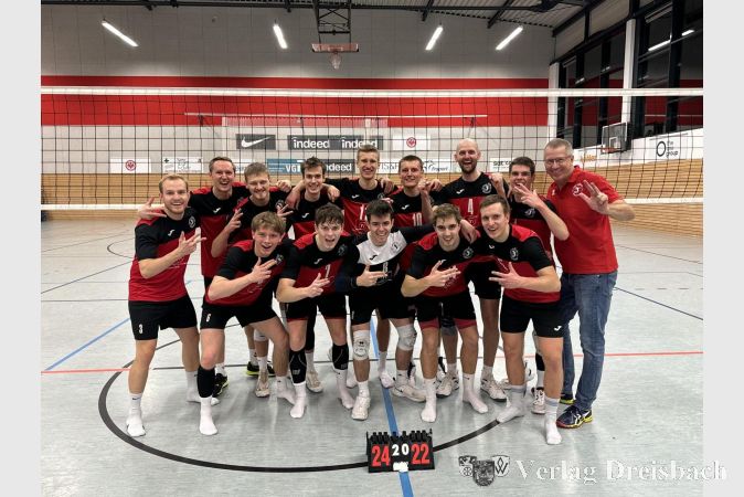 Die Regionalligavolleyballer der TuS Kriftel bejubeln den 3:0-Auswärtserfolg bei Eintracht Frankfurt.
