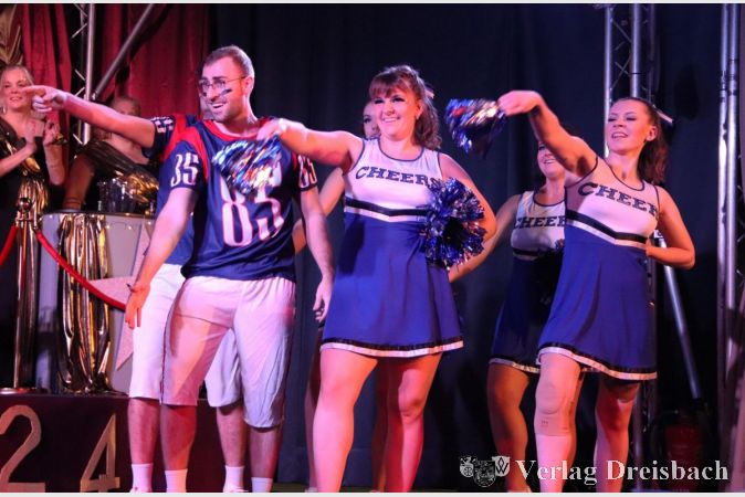 „Mixed Motion“ vom TV Okriftel als Footballer und Cheerleaderinnen.