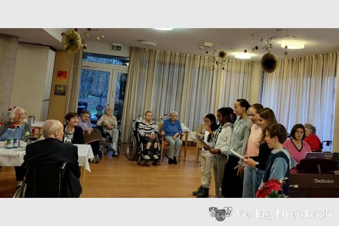 Schülerinnen und Schüler der Musiklehrerin Migena Dhima sangen für die Senioren weihnachtliche Lieder.