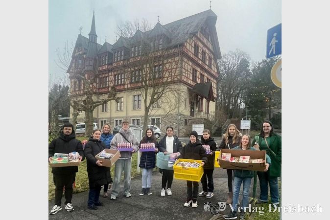 Geschenkeübergabe vor dem Hofheimer Vincenzhaus,