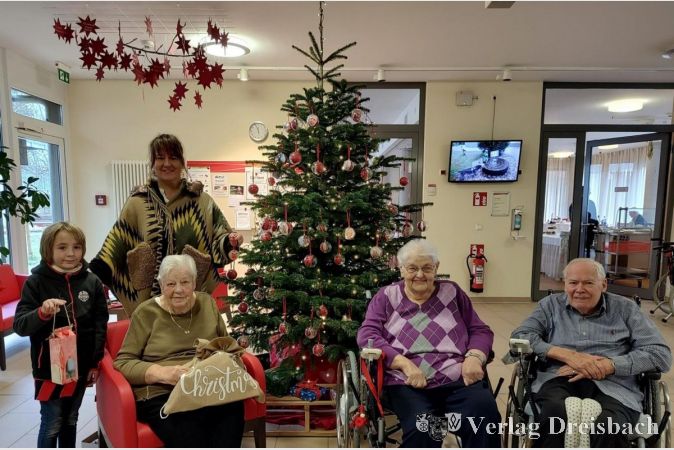 Gemeinsam mit seiner Mutter überbrachte Henry aus der Klasse 1a den Senioren Geschenke, die (von links) Brigitte Götze, Karin Gerhardt und Dr. Eberhardt Gmelin vom Einrichtungsbeirat dankend entgegennahmen.