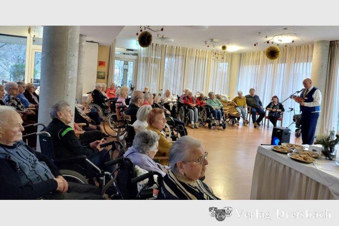 Die Senioren im Kursana Domizil hörten die Weihnachtsgeschichte, die an das Gebot der Nächstenliebe erinnern soll.