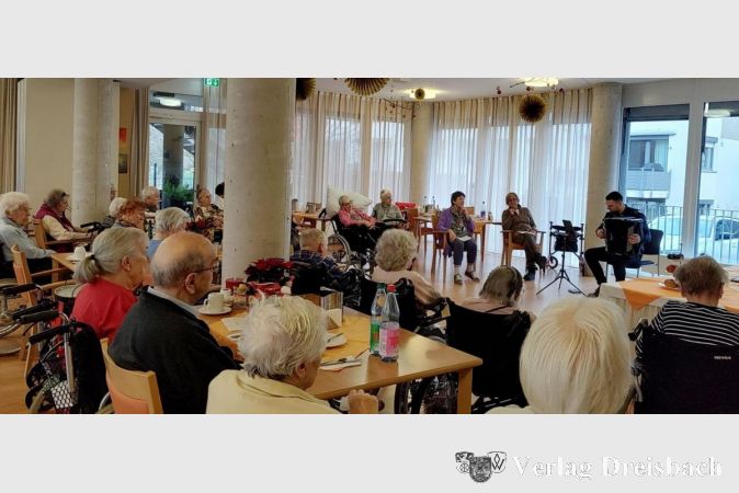 Der Akkordeonspieler Siniša Ljubojevic beeindruckte sein Publikum bei einem Konzert im Kursana Domizil mit klassischen Werken und Weihnachtsliedern.