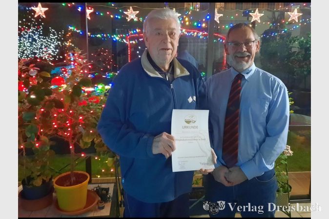 Bernhard Daubitz und Markus Bräuning inmitten weihnachtlicher Dekoration.