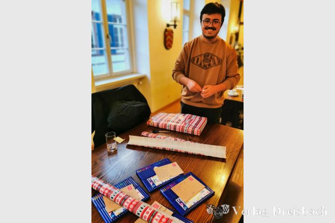 Zuvor wurden die etwa 70 Geschenke fleißig verpackt.