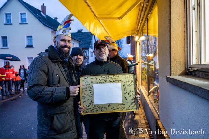 Daniel Weiß und Norbert Loreth, wie Markus Kilb Vorstandsmitglieder des Vereinsrings, mit dem zahlreich unterzeichneten „goldenen Backblech“.