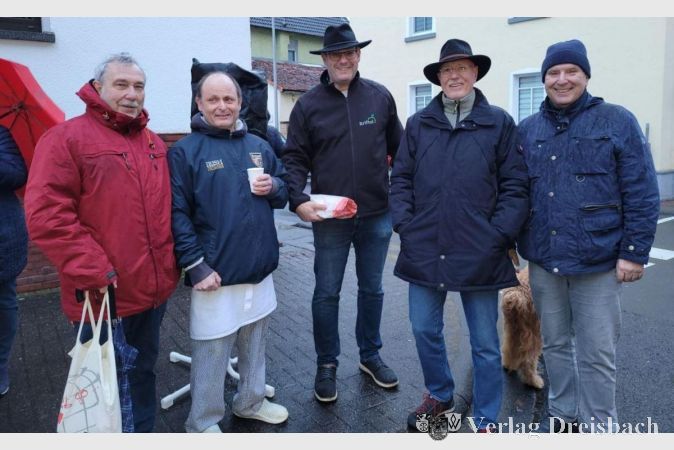 Heribert Windl (links), Heinz-Günther Eberth (2.v.r.) und Bodo Knopf (rechts) besuchten am Abschiedstag ihren Kollegen aus dem Vorstand des Vereinsrings, Konditormeister Markus Kilb (2.v.l.). Auch dabei: Bürgermeister Christian Seitz (Mitte) mit Hund.