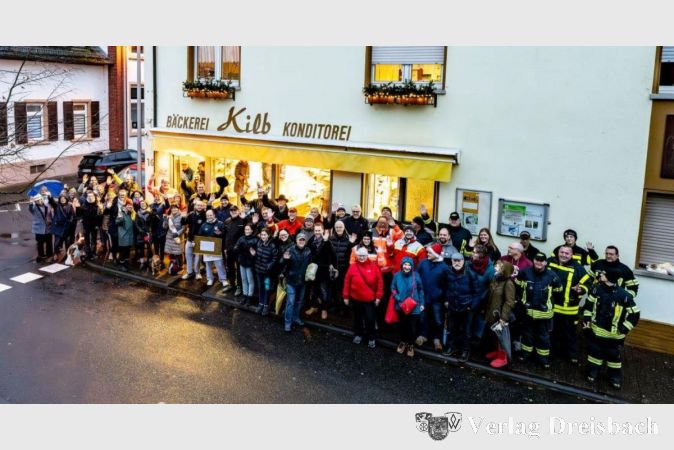 Großer Bahnhof vor der Bäckerei Kilb am letzten Öffnungstag.