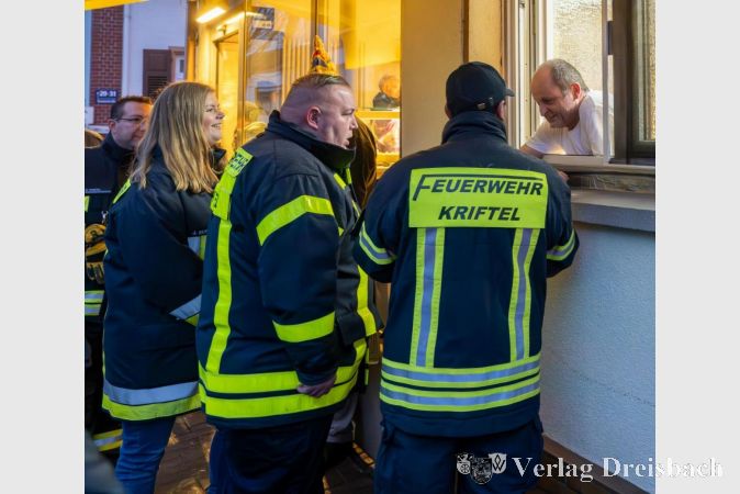 Markus Kilb unterhielt sich am letzten Öffnungstag seiner Bäckerei gerne mit den an diesem Morgen erschienenen Besucherinnen und Besuchern, hier von der Freiwilligen Feuerwehr Kriftel.