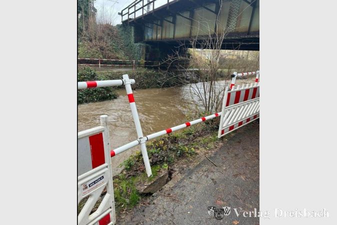 Schief und teilweise gar umgestürzt stellen sich Geländerteile am Hattersheimer Weg entlang des Schwarzbachs der Bevölkerung dar.