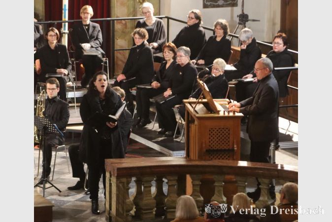 Sopranistin Marina Herrmann wird bei ihrem Soloauftritt von Franz Fink an der Truheorgel begleitet.