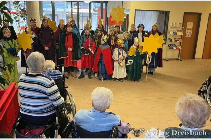 Kinder der katholischen Kirchengemeinde St. Vitus segneten das Kursana Domizil und sangen für die Senioren.