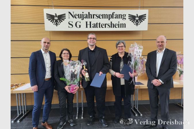 Die beiden Ko-Vorsitzenden André Bienek (links) und Christian Klein (rechts) überreichten das Ehrenabzeichen in Gold beim Neujahrsempfang der SG DJK Hattersheim für 50-jährige Mitgliedschaft an (v. l.) Gerlinde Knapp, für 40-jährige Mitgliedschaft an Andreas Siebert und Edeltraud Herber.