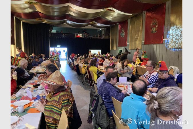 Leckere Kreppel mit Kaffee, Kakao oder Tee verkürzten im vollen Saal das Warten auf den Start um 14.31 Uhr.