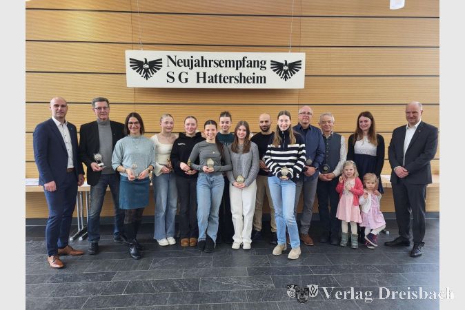Die erfolgreichen Leichtathleten der SG DJK mit den beiden Ko-Vorsitzenden. V.l.n.r.: André Bienek, Klaus Herber, Katja Popanda, Hannah und Lotta Bayer, Leana da Silva de Horst, Elin und Enya Kropp, Ioannis Papapetrou, Sophia Raschke, Volker Lellek, Holger Bang, Isabelle Bienek und Christian Klein.