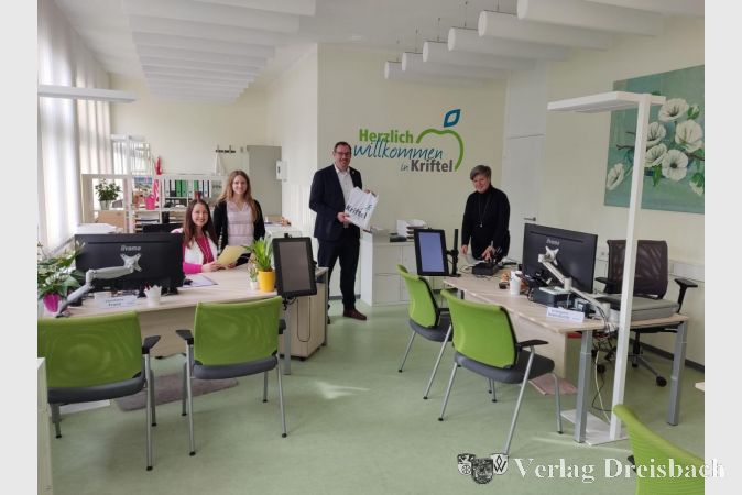 Sehr zufrieden mit dem neuen Look sind Bürgermeister Christian Seitz sowie (v. li.) Christiane Franz (Leitung), Julia Noß und Hildegard Steinfurth vom Bürgerservice-Team.