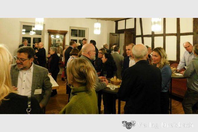 Im Foyer des Hessensaals wurde angeregt diskutiert.