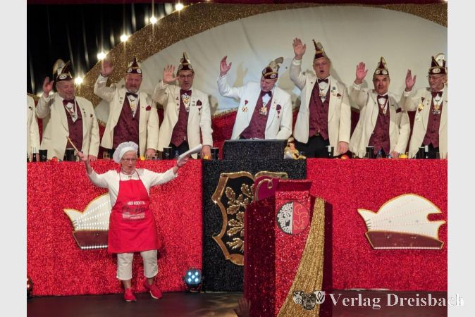 Christel Käck als "Köchin" vor Sohn und Sitzungspräsident Stefan Käck sowie den Mitgliedern des Elferrats.