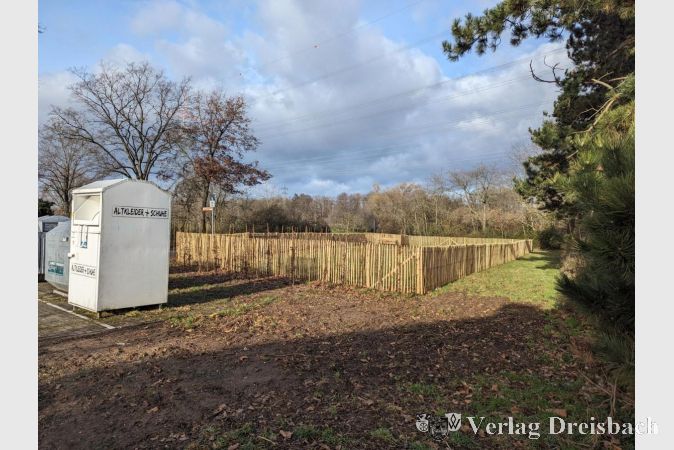 Die neue Hundewiese in Okriftel. Wie ihr Vorläufer im Hattersheimer Glockwiesenweg ist diese ebenfalls von einem Naturzaun umrandet.