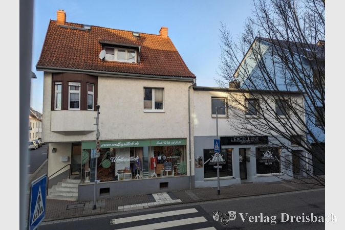 Auch auf der gegenüberliegenden Straßenseite sind ehemals leerstehende Geschäftsräume nun wieder geöffnet.