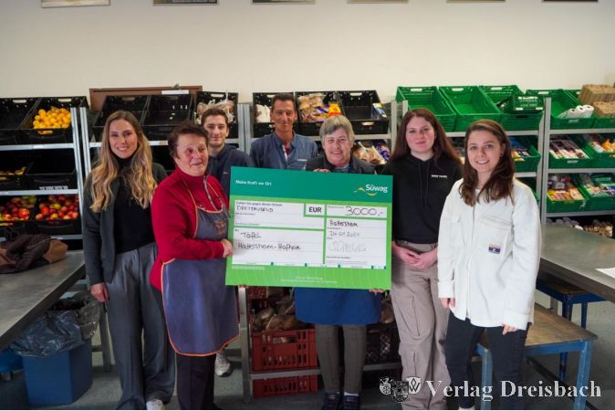 V.l.n.r.: Stephanie Ditscheid (Süwag), Klara Korotic (Tafel Hattersheim/Hofheim), Tamo Winterscheid (Tafel Hattersheim/Hofheim), Markus Barthel (Leiter Tafel Hattersheim/Hofheim), Gabi Feistner (Tafel Hattersheim/Hofheim), Antje Braun (Tafel Hattersheim/Hofheim ) und Nadine Cörtlen (Süwag) bei der Spendenscheckübergabe.