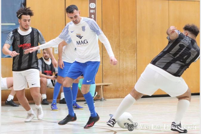 Hier verliert Abduelhamit Kuzu im Zwischenrundenspiel gegen den SV Raunheim III ausnahmsweise den Ball, ansonsten hatte die als SV 09 III angetretene erste Vertretung der Gastgeber beim 6:1 gegen den Konkurrenten alles im Griff.
