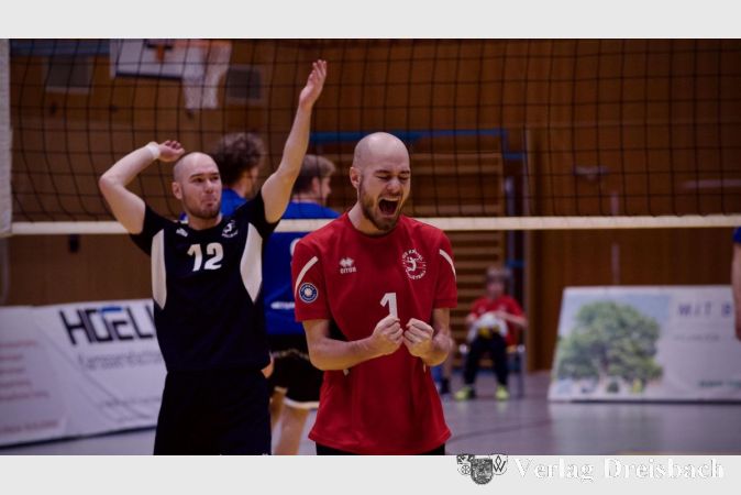 Jubel über den Sieg von den Zwillingsbrüdern Florian (#12) und Sebastian Ruhm (#1) .