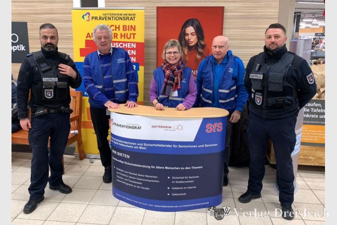 Infostand der Sicherheitsberaterinnen und -berater für Seniorinnen und Senioren.