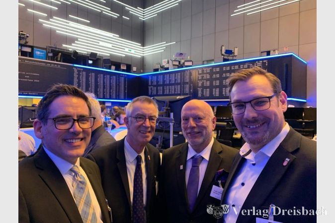 Geladene Gäste aus Kriftel beim IHK-Empfang. V.l.n.r.: Thomas Milkowitsch, Erster Stadtrat in Schwalbach, Erster Beigeordneter Franz Jirasek, VKS-Chef Frank Bechstein und Bürgermeister Christian Seitz.