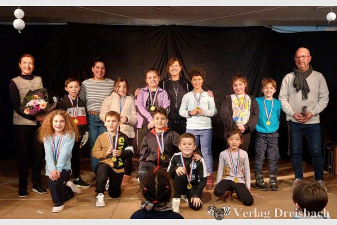 Erste Reihe: (v.l.n.r.) Asya S.Ö., Leon G., Efekan K., Lucas Z., Melanie X.
Zweite Reihe: Nurya Koppe, Devin Ü., Dilara Zies (Co-Trainerin), Emily A., Valjonita R., Özlem Sen (Trainerin), Somina S., Aleyna Ö., Timo K., Hilmar Jüterbock (Schulleiter der Robinson-Schule).