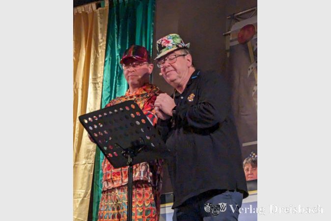 Ralph Bender und Rainer Welzel präsentieren skurriles Zwiegespräch über eine Zeitreise und die Bedeutung von Gemeinschaft.
