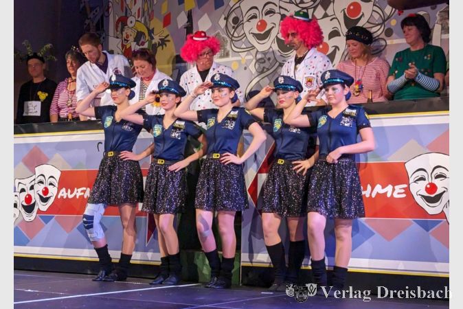 Die Tanzgruppe 'Fire-And-Flame' der Gemütlichkeit Weilbach begeistert das Publikum mit ihrem Showtanz.