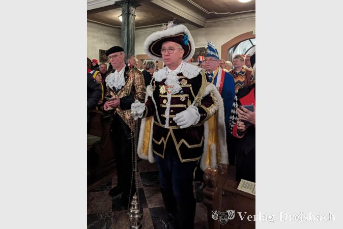 Auch Küster Wilhelm Bachmann, hier beim Einzug zum Fastnachtsgottesdienst, ist in der närrischen Zeit häufig in seinem Kostüm unterwegs.