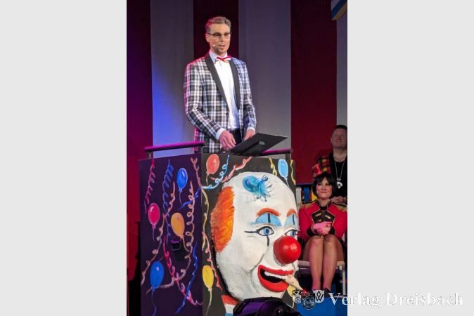 Johannes Bersch berichtet humorvoll seine überraschende Wahl zum Kassierer des Vereins.