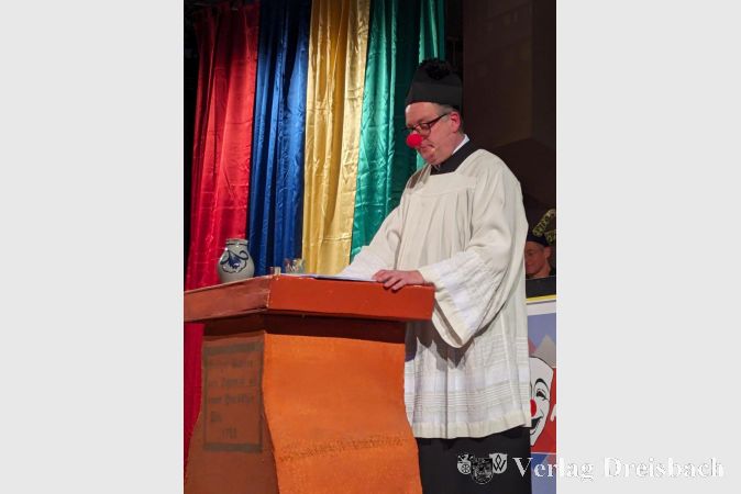 Heiko Dörhöfer aus Weilbach, auch bekannt als 'Nepomuk,' bringt das Publikum mit seiner humorvollen Rede zum Lachen.