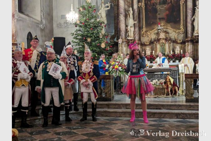 Julia Döring und der Mischungs-Chor setzen mit ihrem gemeinsamen Auftritt einen festlichen Höhepunkt und stimmen den Fastnachtshit 'Im Schatten des Doms' an.