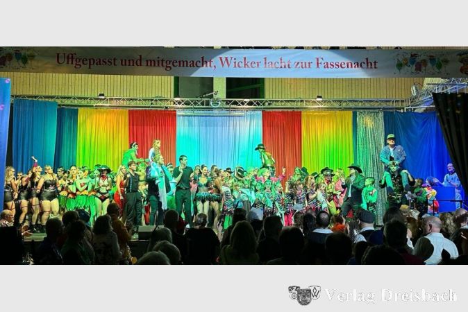 Viel los war auf der Bühne beim Finale der Kappensitzungen des MGV Harmonie in der Goldbornhalle.