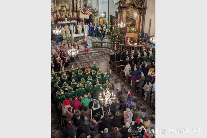 Fastnachtsbeginn in der Galluskirche: Die Narrenkappe unter der Decke signalisiert den Beginn der fünften Jahreszeit