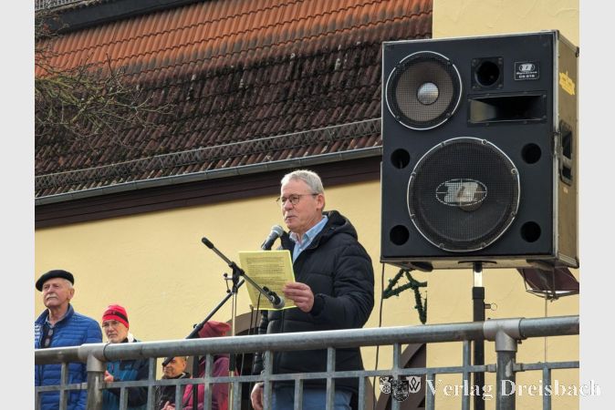 Der Hattersheimer Stadtverordnetenvorsteher Georg Reuter verlas unter anderem eine gemeinsame Resolution aller Fraktionen gegen Hass und Ausgrenzung.