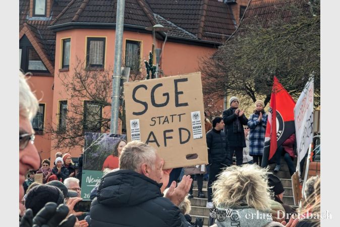 An kreativen Botschaften herrschte bei der Kundgebung zur Verteidigung der Demokratie kein Mangel.